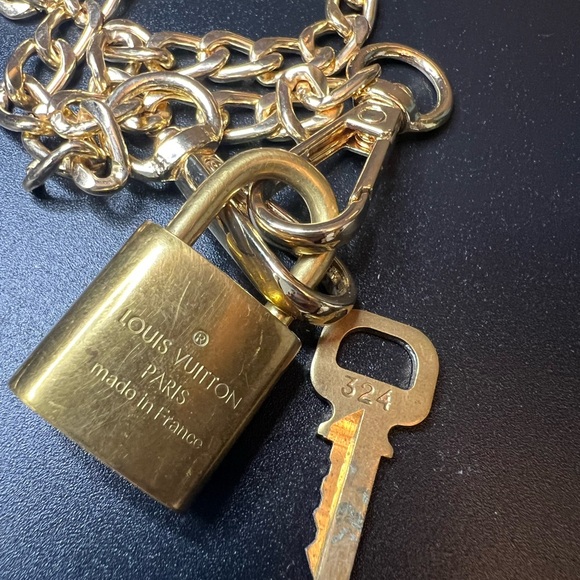 LOUIS VUITTON #324 Lock and LV Key with 22” Unbranded Chain Necklace - Picture 5 of 7